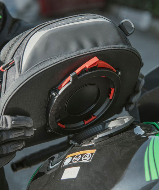 EASY03_tanklock-bag_ambient_009_givi_kawasaki-z900