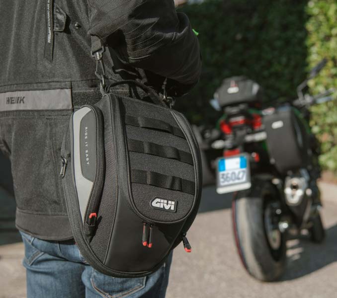 EASY03_tanklock-bag_ambient_001_givi_kawasaki-z900
